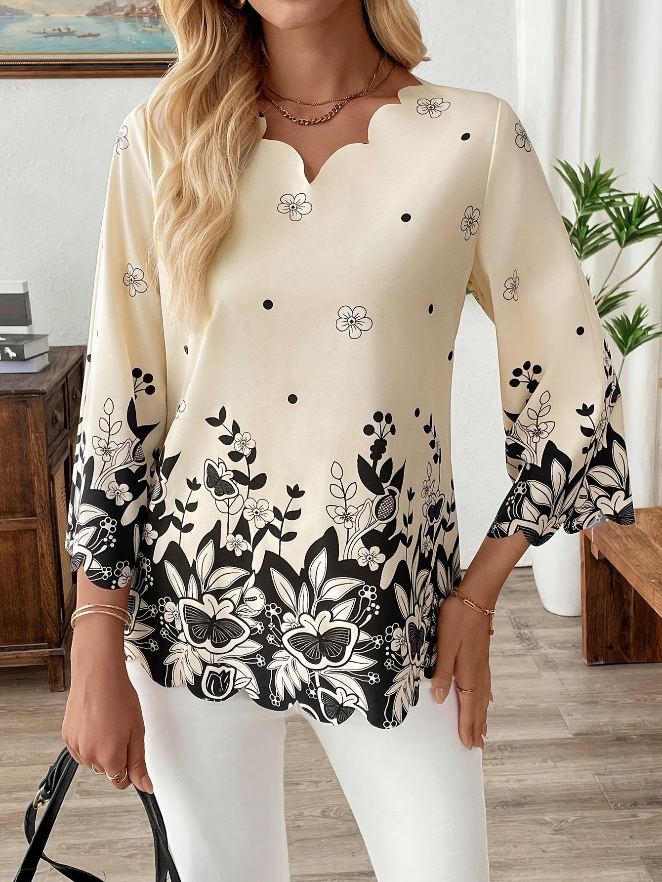 Direction: Fashionable and Elegant Printed Top   OAXG Apricot / S