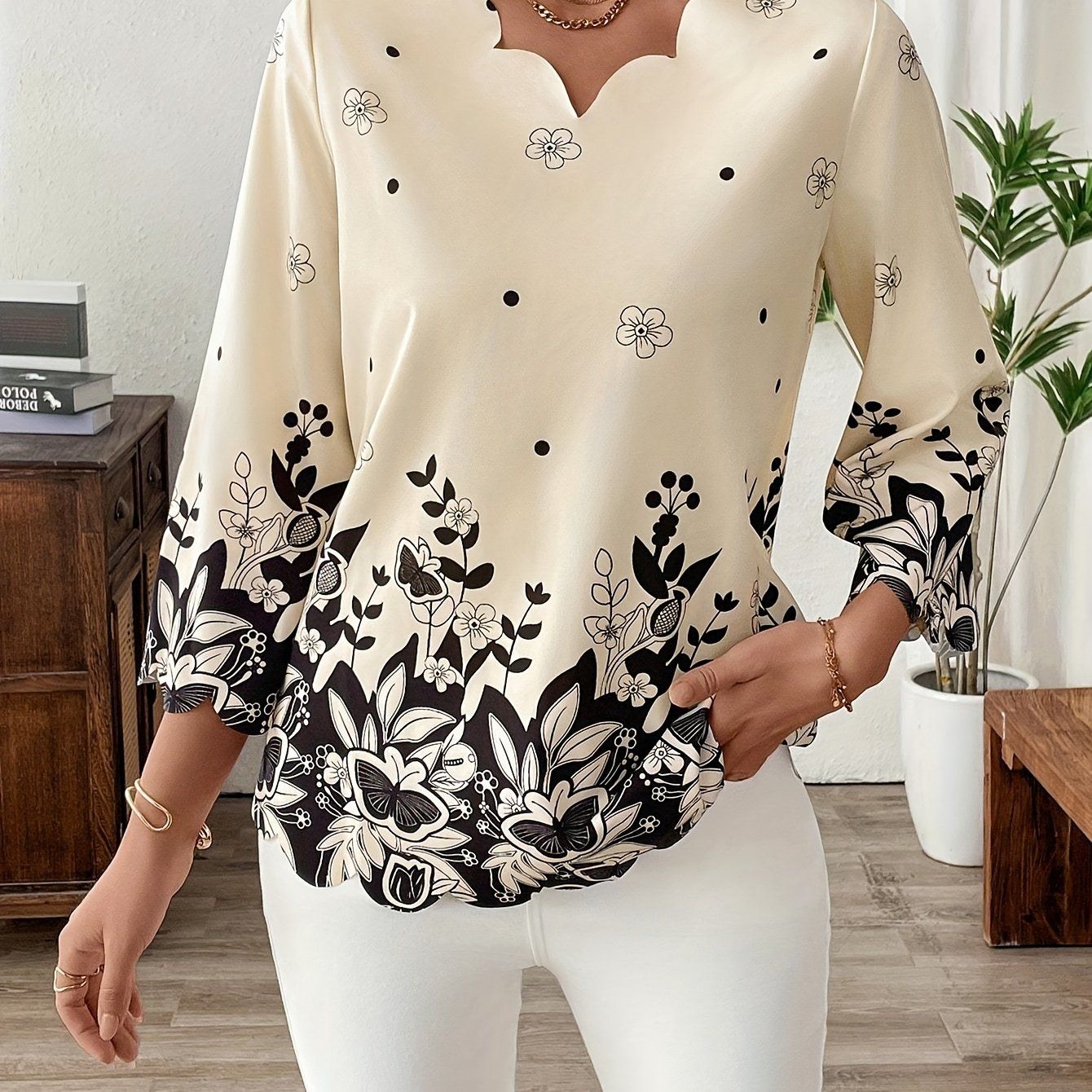 Direction: Fashionable and Elegant Printed Top   OAXG Apricot / S