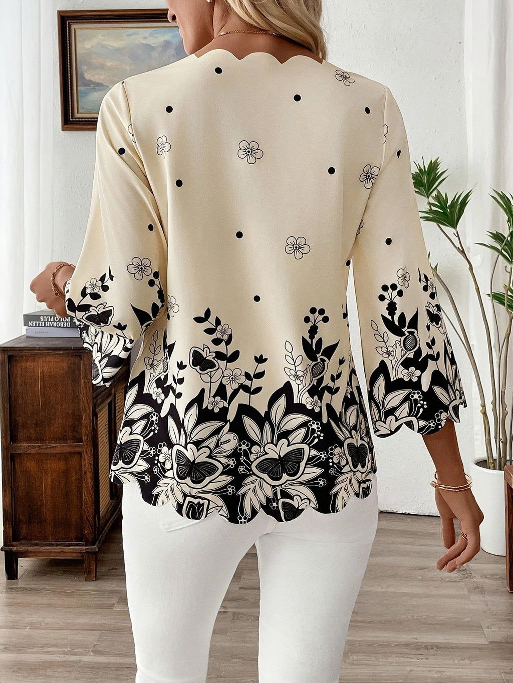 Direction: Fashionable and Elegant Printed Top   OAXG Apricot / S