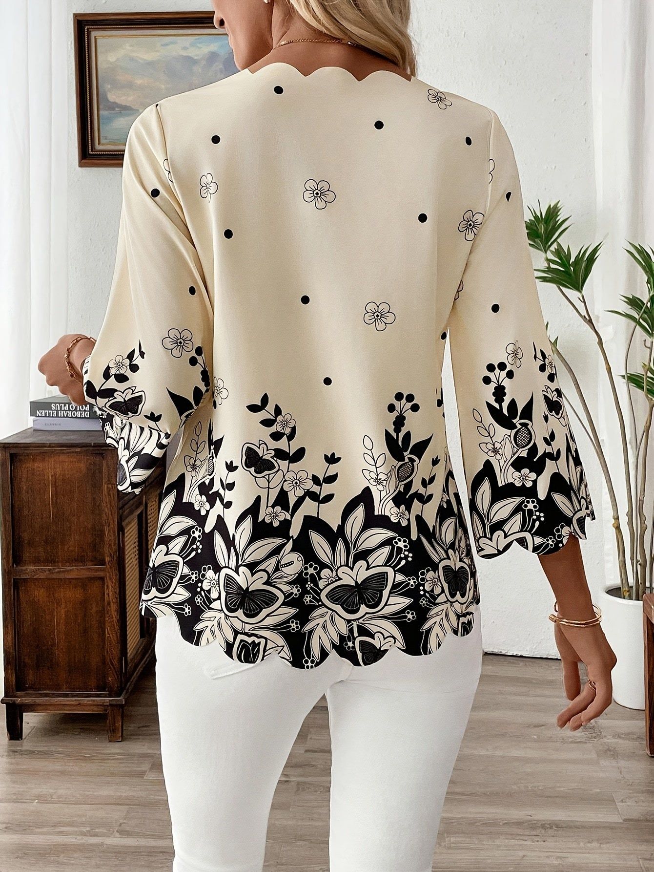 Direction: Fashionable and Elegant Printed Top   OAXG Apricot / S
