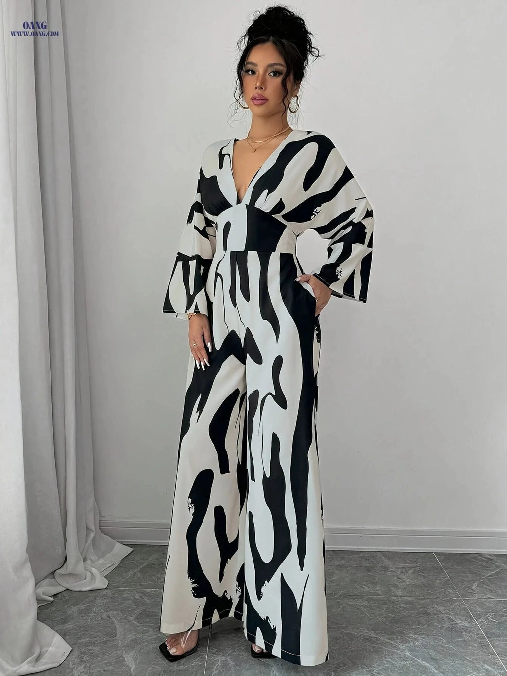 Elegant Women's Casual Jumpsuit - Black and White Print for Summer   OAXG 