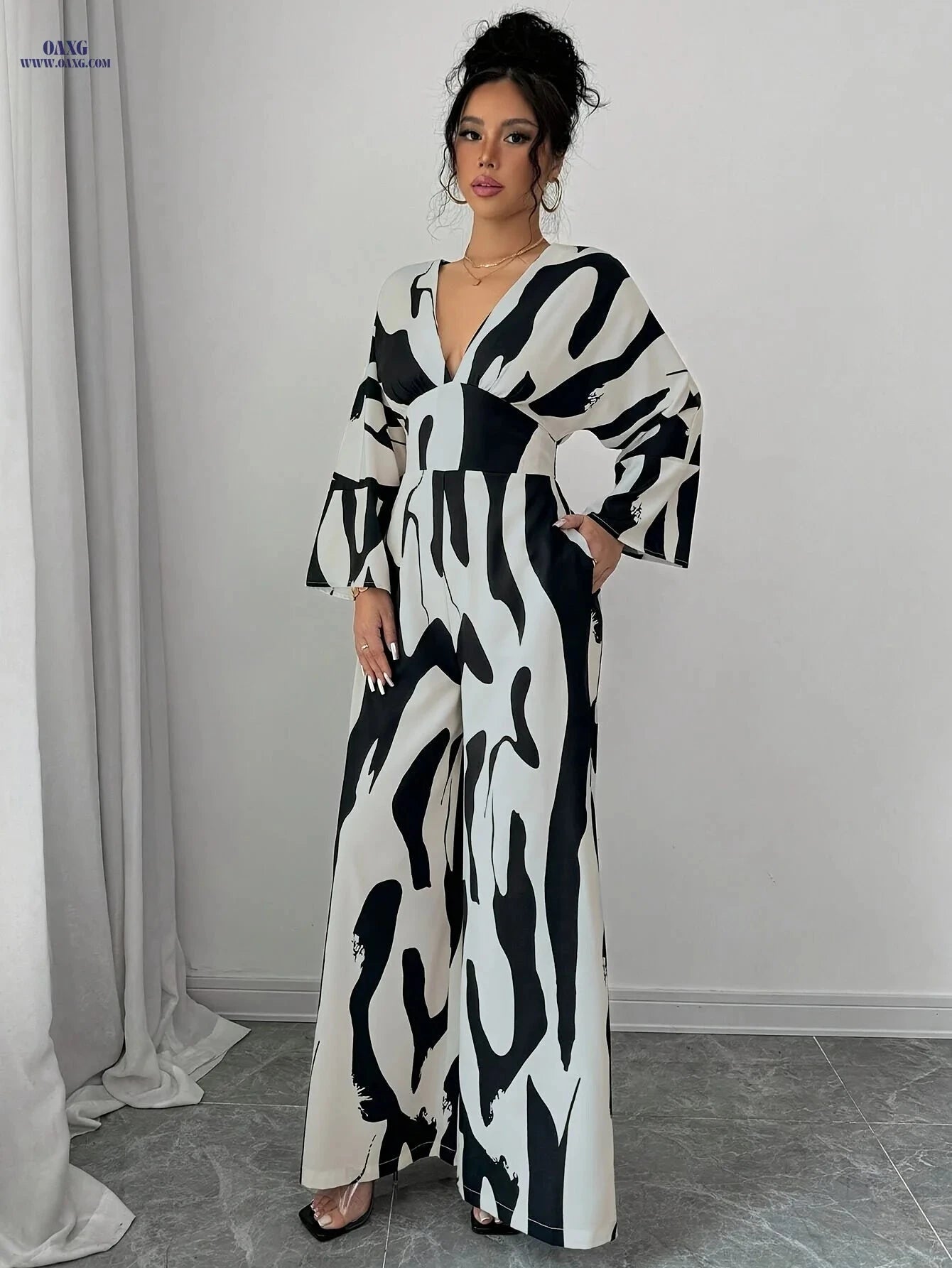 Elegant Women's Casual Jumpsuit - Black and White Print for Summer   OAXG 
