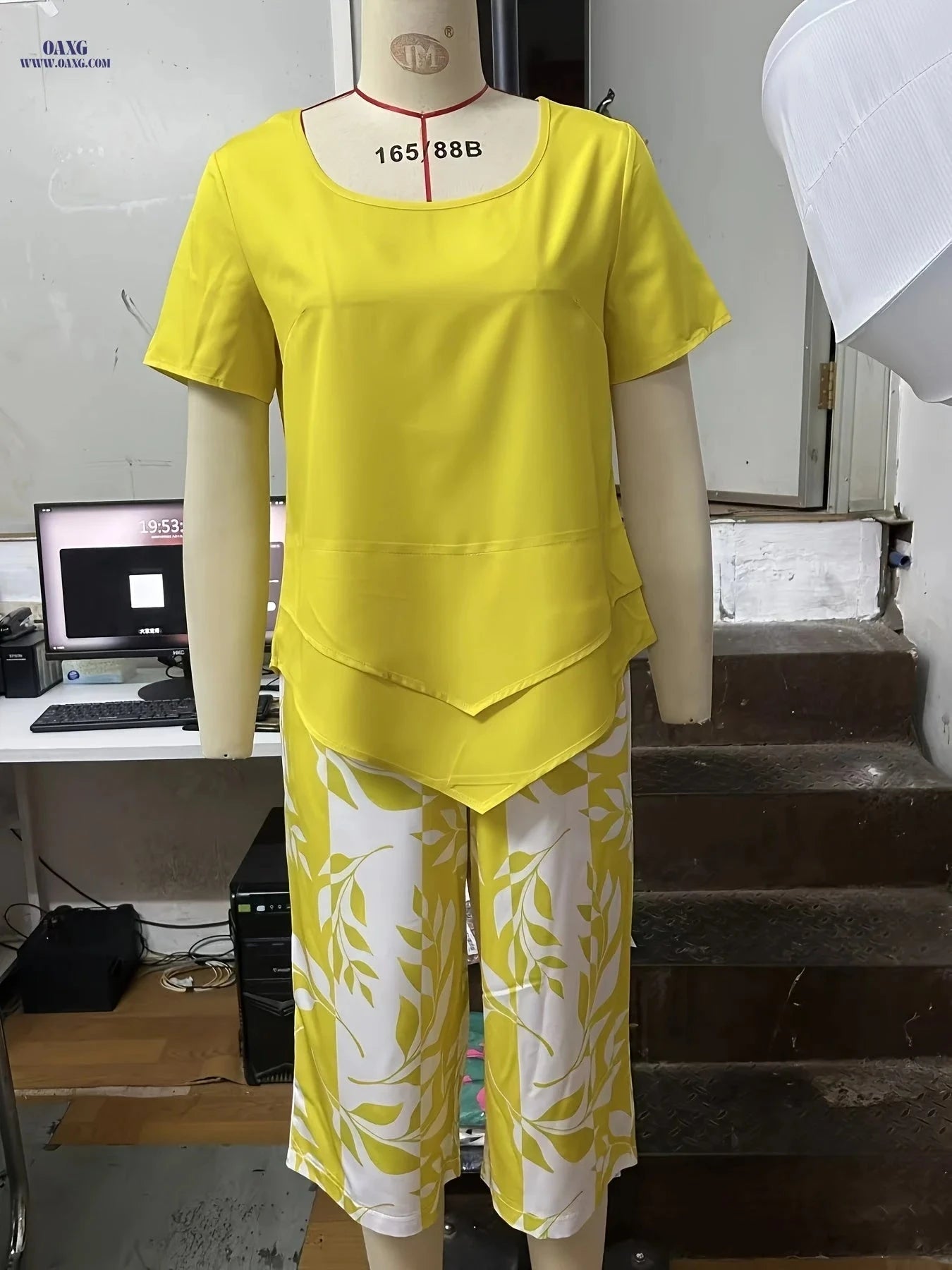 Elegant Women's Short-Sleeved Top + Botanical Print Shorts Set   OAXG 