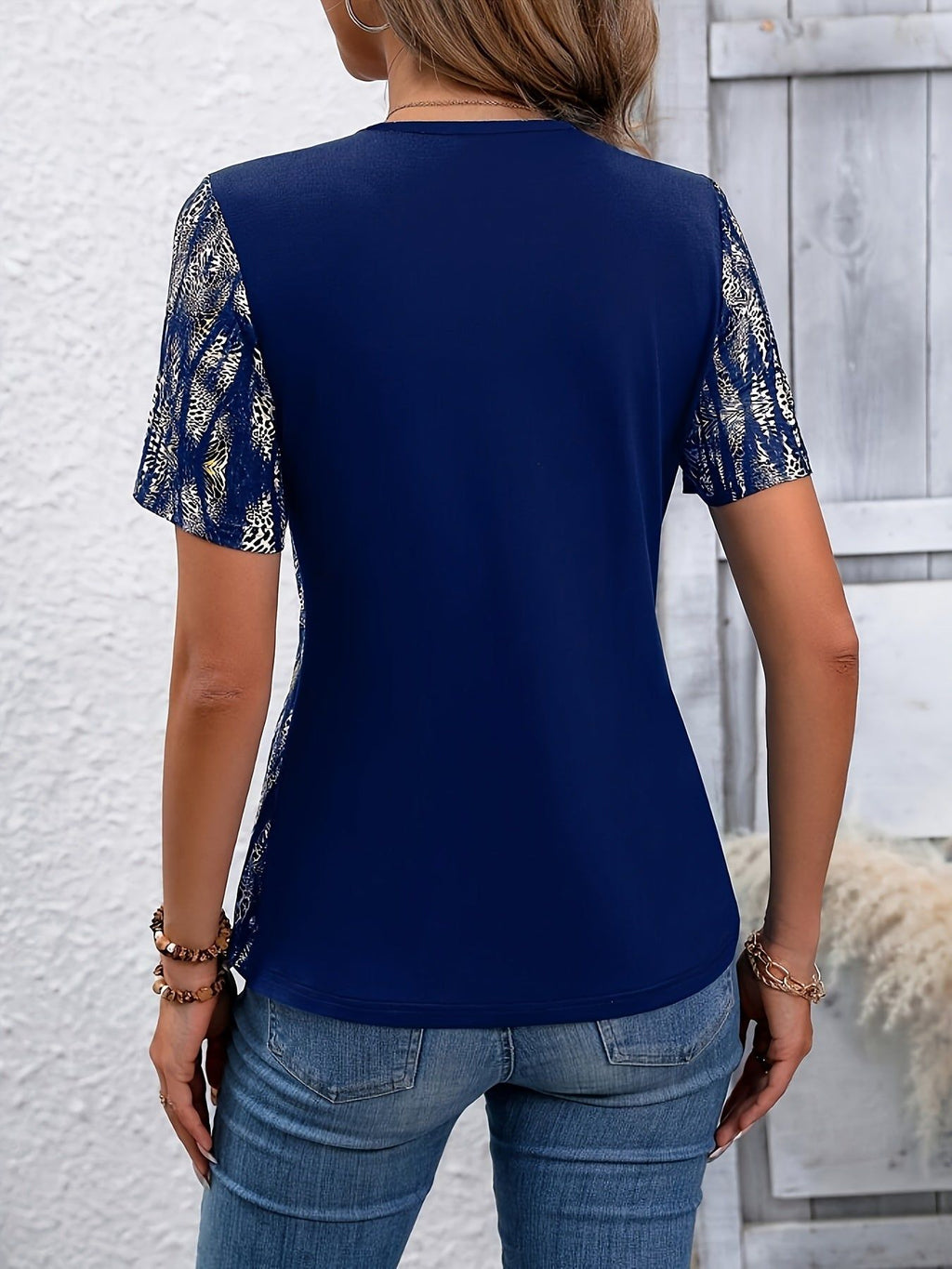 Fashionable Short-Sleeve T-Shirt with a Gold-Printed Design And a Fitted Twist-Knot Look   OAXG Royal Blue / S