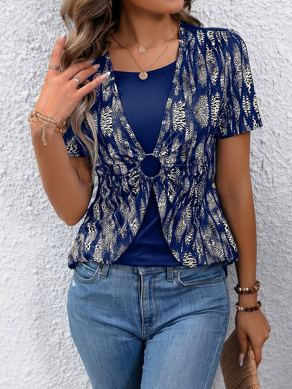 Fashionable Short-Sleeve T-Shirt with a Gold-Printed Design And a Fitted Twist-Knot Look   OAXG Royal Blue / S