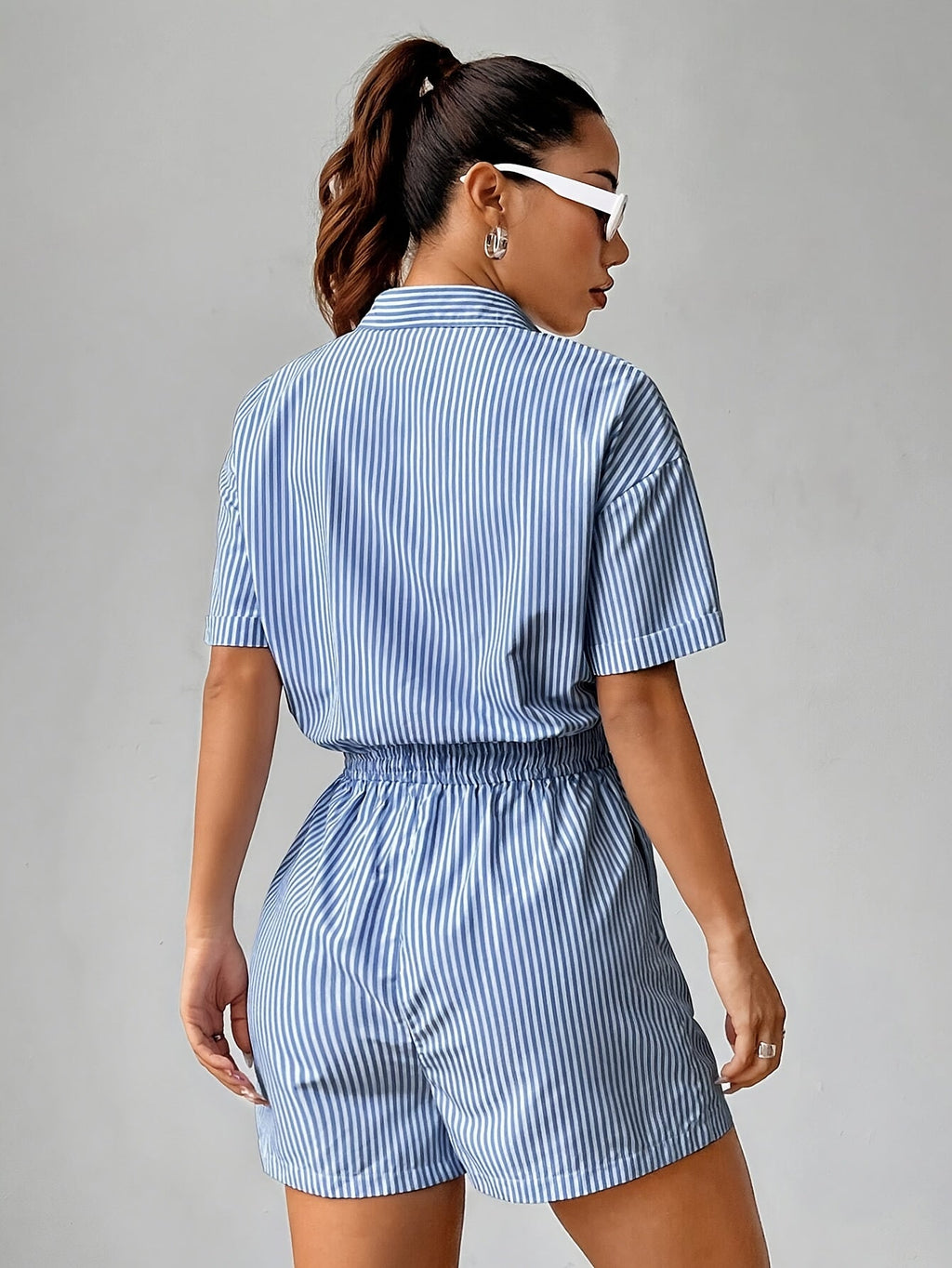 Striped Short-Sleeve Jumpsuit - Fitted Waist, Perfect for Summer   OAXG 