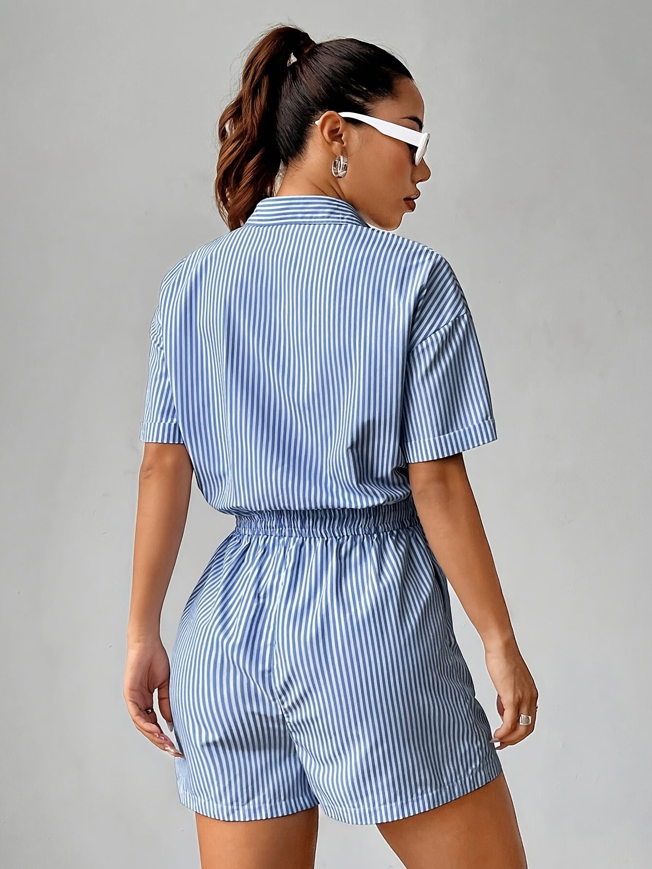Striped Short-Sleeve Jumpsuit - Fitted Waist, Perfect for Summer   OAXG 