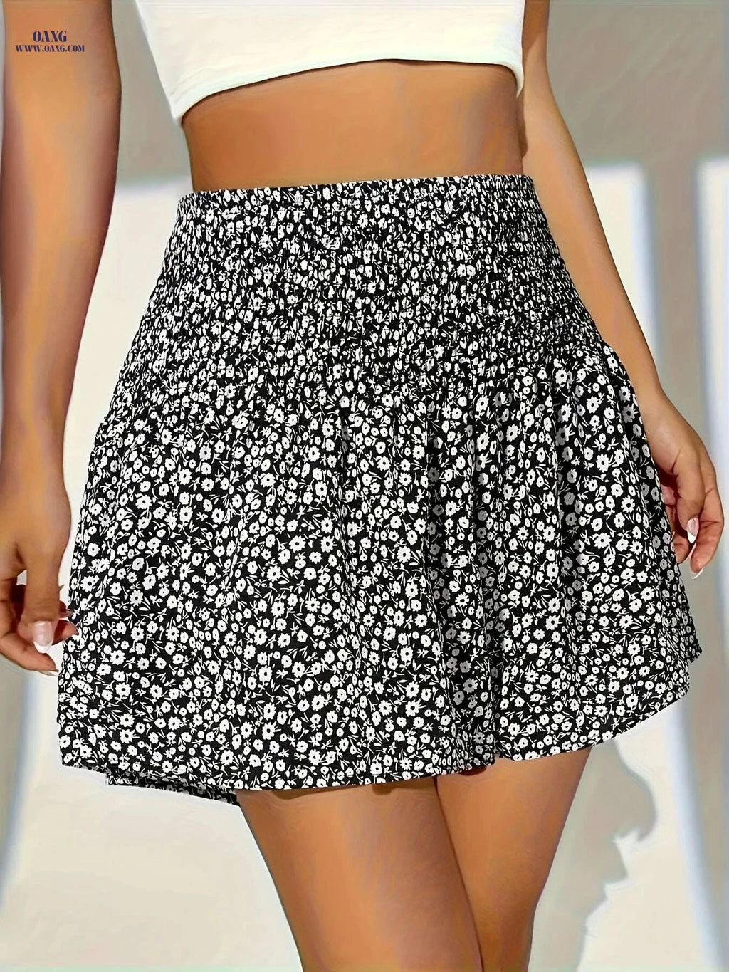 Women's Elegant Floral High-Waist Shorts - Blue & White Ditsy Pattern   OAXG 