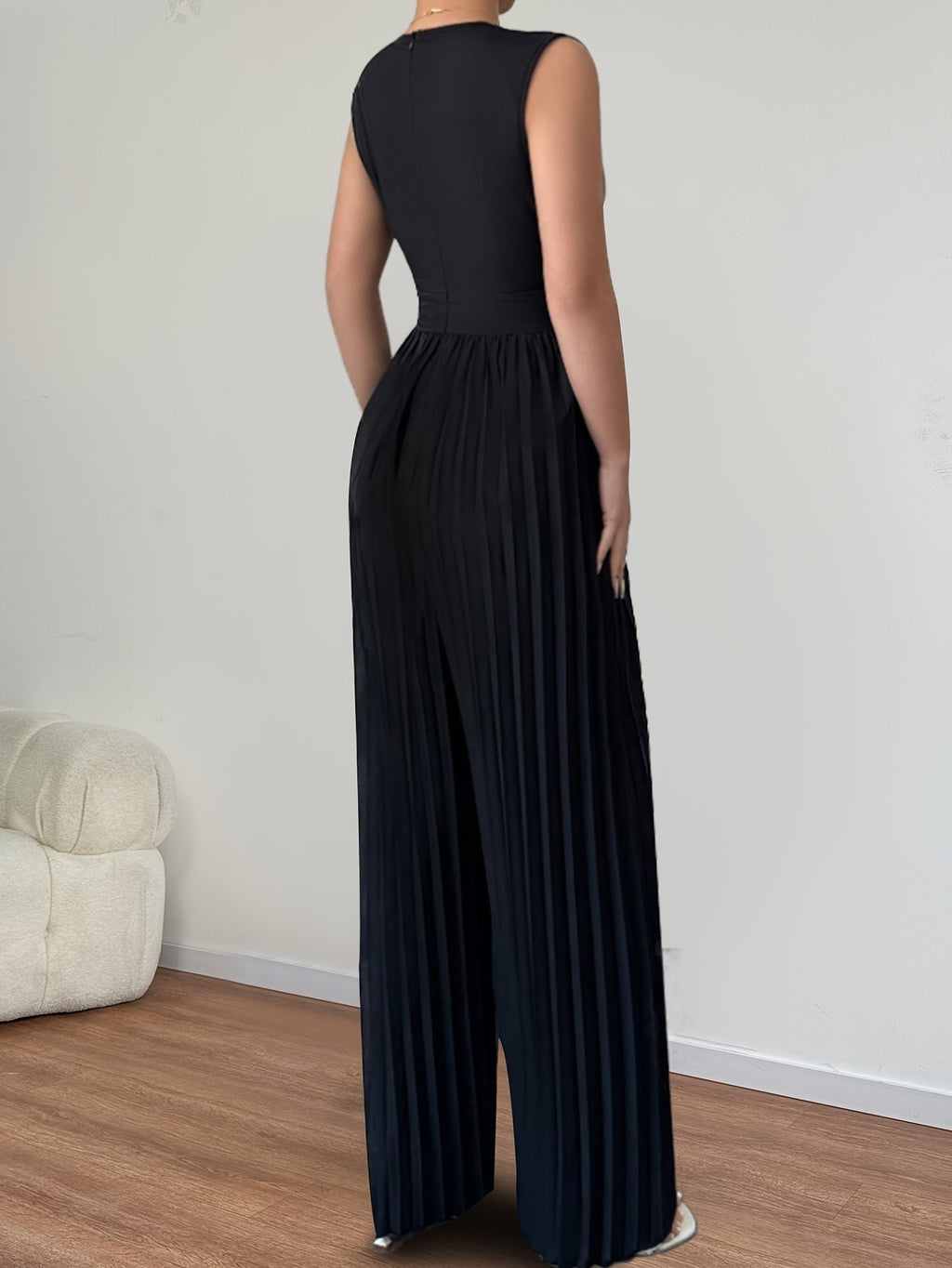 Women’s Elegant Jumpsuit - Stylish V-Neck Design for Summer Wear   OAXG 