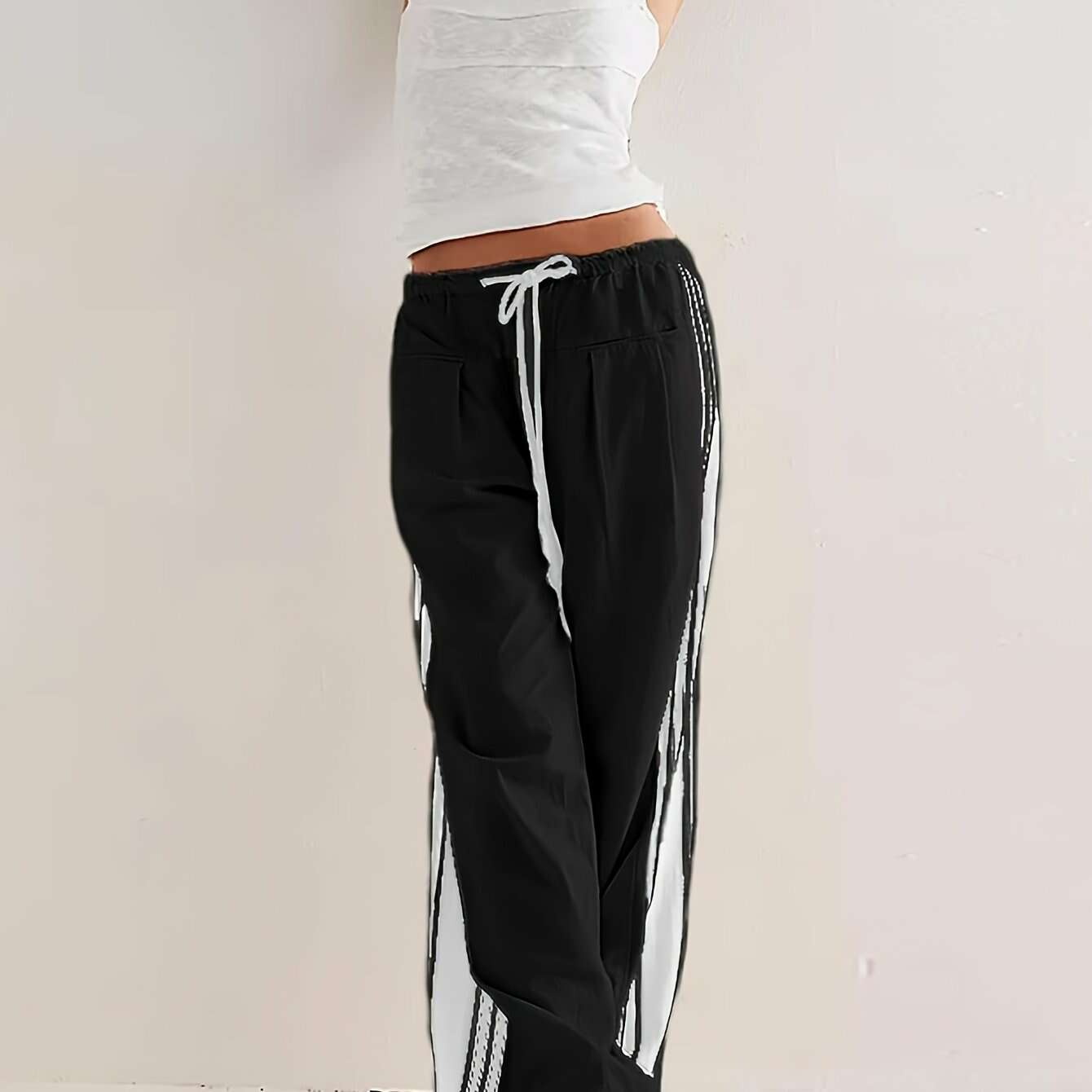 Women's High-Waisted Wide Leg Sweatpants - Pockets & Stripe Detail   OAXG 